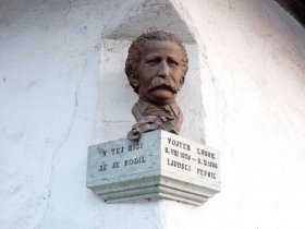Doprsni kip Vojteha Kurnika na njegovi rojstni hiši