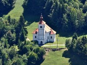 Cerkev s kapelama tvori obliko križa 