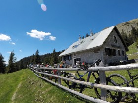 Pause bei der Hütte  Taborniški dom auf der Alm Šija