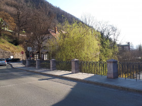 Stone bridge with posts (Petra Hladnik)