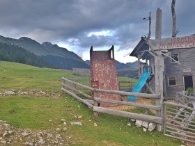 Die Berghütte - Planinski dom Kofce (Miha Mokorel)