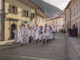 Processie door de straten van Tržič (foto door Boris Novkovič)