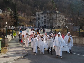 Tržič Blasorchester an der Spitze der Karnevalsprozession (foto Vili Vogelnik)
